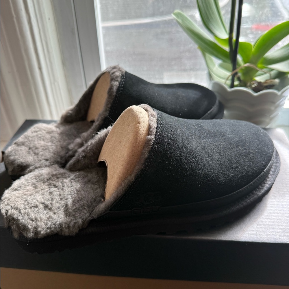 UGG Black Slipper